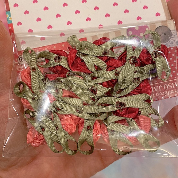 💐FREE W/ ANY PURCHASE! 20 pcs silky red/pink roses appliqué for crafting - Picture 3 of 4